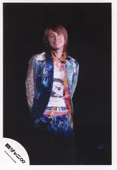 【中古】生写真(ジャニーズ) 関ジャニ∞/安田章大/ライブフォト・膝上・衣装青金・インナー白・両手後ろ・背景黒/公式生写真