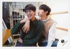 【中古】生写真(ジャニーズ) 関西ジャニーズJr./小島健・向井康二/横型・上半身・衣装緑・肩組み・笑顔/「関西ジャニーズJr. LIVE 2018 Fall in LOVE ～秋に関ジュに恋しちゃいなよ～」グッズオフショット/公式生写真