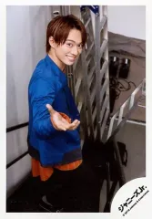 【中古】生写真(ジャニーズ) Aぇ! group/福本大晴/全身・衣装青・オレンジ・黒・右手差出し・右向き・笑顔・階段/「僕らAぇ! groupって言いますねん 関西凱旋公演」グッズオフショット/公式生写真(大阪店舗限定)