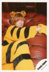 【中古】生写真(ジャニーズ) Travis Japan/七五三掛龍也/膝上・寝そべり・衣装黄色・着ぐるみ・カチューシャ・右向き・右足曲げ/「アクリルスタンドII」オフショット/公式生写真