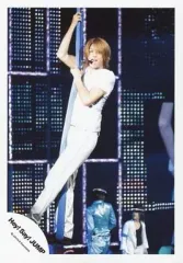 【中古】生写真(ジャニーズ) Hey! Say! JUMP/高木雄也/ライブフォト・全身・衣装白・布ぶら下がり・口元マイク/公式生写真