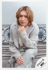 【中古】生写真(ジャニーズ) ジャニーズWEST/藤井流星/膝上・衣装グレー・左手顎・足組み・右手膝上/シングル「証拠」MV＆ジャケ写オフショット/公式生写真