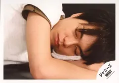 【中古】生写真(ジャニーズ) ジャニーズWEST/重岡大毅/横型・バストアップ・衣装白・寝る・目閉じ・背景黒/公式生写真