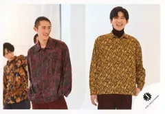【中古】生写真(ジャニーズ) Snow Man/岩本照・目黒蓮/横型・膝上/「滝沢歌舞伎ZERO 2021」グッズオフショット/公式生写真
