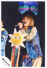 【中古】生写真(ジャニーズ) 関ジャニ∞/安田章大/ライブフォト・膝上・衣装青金・スタンドマイクに太陽・目線左上/公式生写真