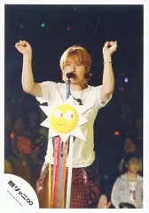 【中古】生写真(ジャニーズ) 関ジャニ∞/安田章大/ライブフォト・膝上・衣装Tシャツ白・ズボン赤・両手上・マイクスタンドに太陽/公式生写真