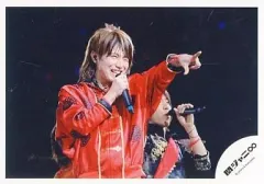 【中古】生写真(ジャニーズ) 関ジャニ∞/安田章大/ライブフォト・横型・上半身・衣装赤・右手マイク・左手親指と人差し指立て・背景黒/公式生写真