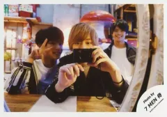 【中古】生写真(ジャニーズ) 7 MEN 侍/中村嶺亜・今野大輝・菅田琳寧/横型・上半身・鏡・衣装白・黒・今野左手カメラ・中村右手ピース・菅田笑顔/「Ｊohnnys’ ISLAND セルフィー」/公式生写真(アイランドストア限定)