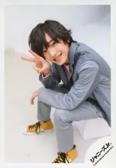 【中古】生写真(ジャニーズ) なにわ男子/道枝駿佑/全身・座り・衣装グレー・右手ピース・左向き・前屈み・笑顔・背景白/JOHNNYS’ ISLAND STORE オフショット/公式生写真