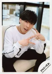 【中古】生写真(ジャニーズ) Snow Man/宮舘涼太/膝上・座り・衣装白・黒・両手ピース・口開け・右向き・首傾げ/「ジャニーズJr.8・8祭り～東京ドームから始まる～」グッズオフショット/公式生写真