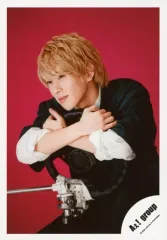 【中古】生写真(ジャニーズ) Aぇ! group/末澤誠也/上半身・座り・衣装緑・両手椅子の背もたれ・背景ピンク/「僕らAぇ! groupがbrakeしそうですねん?!」グッズオフショット/公式生写真