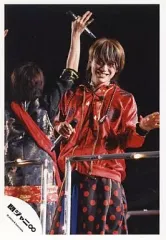 【中古】生写真(ジャニーズ) 関ジャニ∞/安田章大/膝上・衣装赤・右手マイク・ライブフォト/公式生写真