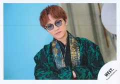 【中古】生写真(STARTO) WEST./神山智洋/横型・バストアップ/「WEST. 10周年記念展　関西七色男大祭り」グッズオフショット/公式生写真