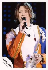 【中古】生写真(ジャニーズ) Hey! Say! JUMP/高木雄也/ライブフォト・上半身・衣装オレンジ.白・右手マイク口元・左手ペットボトル/公式生写真