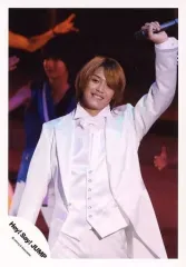 【中古】生写真(ジャニーズ) Hey! Say! JUMP/高木雄也/ライブフォト・膝上・衣装白・左手上げ・照明赤/公式生写真