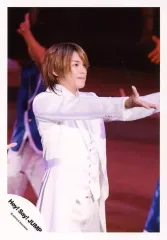 【中古】生写真(ジャニーズ) Hey! Say! JUMP/高木雄也/ライブフォト・膝上・衣装白・右向き・両手伸ばし・照明赤/公式生写真