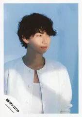 【中古】生写真(ジャニーズ) 関ジャニ∞/大倉忠義/バストアップ・衣装白・目線右・背景青/16-17冬 パンフ＆グッズ撮影/公式生写真