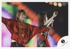 【中古】生写真(ジャニーズ) 関ジャニ∞/安田章大・村上信五/ライブフォト・横型・安田衣装赤・両手広げ/公式生写真