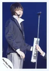 【中古】生写真(ジャニーズ) Hey! Say! JUMP/伊野尾慧/ライブフォト・膝上・衣装黒.白.グレー・左手鍵盤ハーモニカ・体右向き・背景青/公式生写真