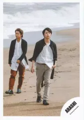 【中古】生写真(ジャニーズ) 嵐/大野智・櫻井翔/全身・衣装黒白・手前櫻井・奥側大野・櫻井左手ポケット・背景海/アルバム“「untitled」”PV＆ジャケ写撮影オフショット/公式生写真