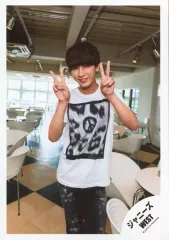 【中古】生写真(ジャニーズ) ジャニーズWEST/藤井流星/膝上・衣装白・両手ピース/「僕ら今日も生きている/考えるな、燃えろ!!」PV＆ジャケ写撮影オフショット/公式生写真