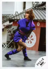 【中古】生写真(ジャニーズ) ジャニーズWEST/濱田崇裕/全身・衣装紫・右手後ろ・左手膝の上・体右向き/アルバム「WESTival」ジャケ写撮影＆グッズ撮影オフショット/公式生写真