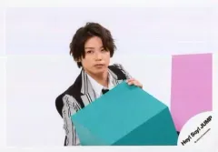 【中古】生写真(ジャニーズ) Hey! Say! JUMP/高木雄也/横型・バストアップ・衣装白黒グレー・緑の箱持つ/アルバム「SENSE or LOVE」MV＆ジャケ写撮影オフショット/公式生写真