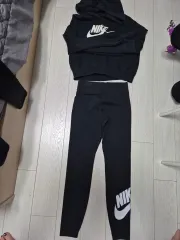 ナイキ フードTシャツ レギンス セット ブラック