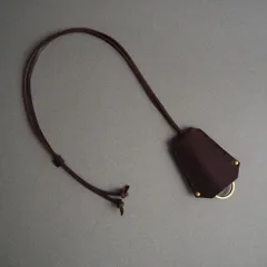 首から下げる革のキークロシェット　スモーキーダークブラウン