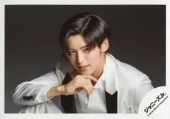 【中古】生写真(ジャニーズ) Snow Man/目黒蓮/横型・バストアップ・衣装白・黒・右手曲げ・左向き・目線右・背景黒/「少年たち To be!」グッズオフショット/公式生写真