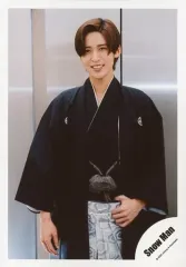 【中古】生写真(ジャニーズ) Snow Man/目黒蓮/膝上・衣装黒・白・袴・左手曲げ・笑顔/「アクリルスタンドII」オフショット/公式生写真