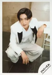 【中古】生写真(ジャニーズ) Snow Man/目黒蓮/全身・しゃがみ・衣装白・黒・左手上げ・両手曲げ・顔左向き・カメラ目線/「少年たち To be!」グッズオフショット/公式生写真