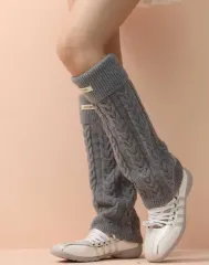 ケーブル編みニット