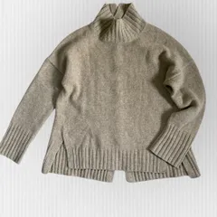 【プルミエアロンディスモン】カシミヤウール　スリットニット　タートルニット　セーター　ベージュ　フリーサイズ　たっぷりシルエットのサムネイル