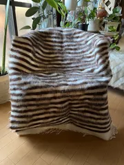 焦茶と白の上品なボーダー柄トルコのシイルトバッタニイェ!アンゴラヤギのモヘアで織り機で丁寧に織られたふわふわ毛布厳選のファーストランク!当店現地より直輸入卸売で実現の価格!大きめ膝掛けサイズ!ギフトにもぴったり!ラグだけではなく、ソファや椅子や車にも重宝!