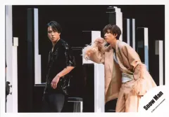 【中古】生写真(ジャニーズ) Snow Man/宮舘涼太・阿部亮平/横型・膝上/シングル「タペストリー / W」MV＆ジャケ写オフショット/公式生写真