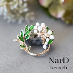 グリーンリーフのリースブローチ　お花 パール 大人 キラキラ かわいい お呼ばれ カジュアル コサージュ ナチュラル 新品未使用 冬 プレゼント ギフト 贈り物 サークル 植物 NerD