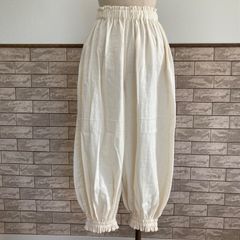 ブライスアウトフィット フリルのつりパンツと赤いソックス ナチュラル