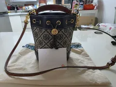 トリーバーチ T モノグラム ミニ バケットバッグ