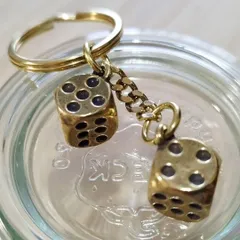 K20 ダイス2個 サイコロ 真鍮製 キーホルダー｜ブラス製 ダブルダイス 開運 運試し 縁起物｜重厚感ユニークアクセサリー｜ギフト・ストリート系にも最適