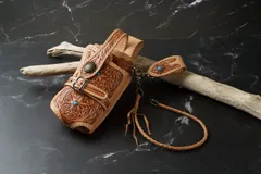 ライトブラウンの手彫りサドルレザーが魅せる至高のバイカーズウォレット4点セット 本革 牛革 タイコーズ風 メンズ レザー財布 長財布  手作り ウォレットチェーン＆ホルスター付き