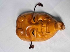 木製の伝統的な笑顔の仮面 - メルカリ