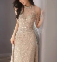 バックスタイルがオシャレで煌びやかなイブニングドレス?.?