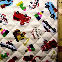 約106×40　kq-6364　キルティング 生地 布  トミカ と トム （ クリームベージュ系) トミカ生地 トミカ 生地 はたらく 車 消防車 救急車 パトカー クリーム ベージュ