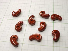 《パワーストーン》【レッドジャスパー】 天然石古代勾玉20x13x7mm 小前田古墳群の近所から発送