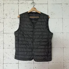 L ユニクロ 軽量ダウンベスト グレー