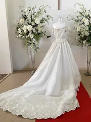 貸衣装処分品ドレス　ウェデイングドレス　　11号　オフショルダータイプ　ロングトレーン