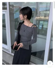 片方オフショルダーシャーリングTEE