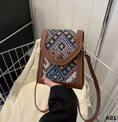 斜めがけの小さめショルダーバッグ刺繍