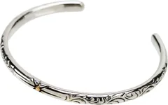 春らしくキラリと光るゴールドのワンポイントがクールです♫ 太陽の象徴を纏う静かな力 ゴールドワンポイント×唐草彫刻 シルバー925バングル